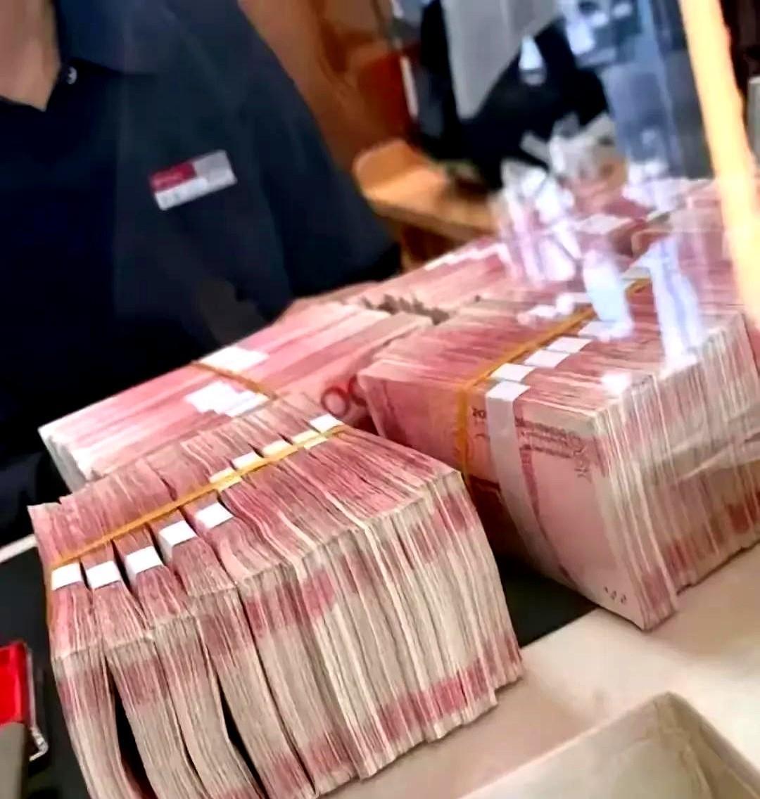 现在存多少钱，才能心里踏实了。
十万块钱听着挺多，可家里随便出点事就跟流水似的。