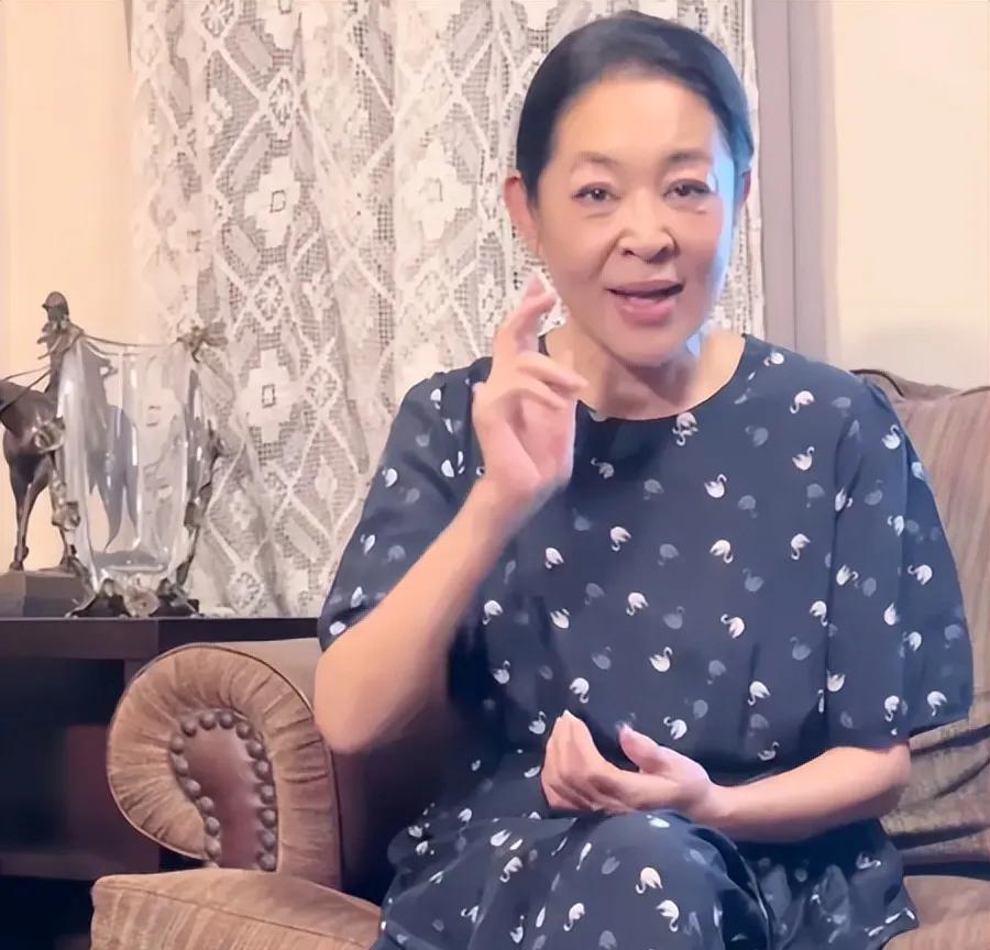 倪萍的厉害在于知世故不世故，
面对国宝级音乐人三宝
不尊重丈母娘的行为，
别人都