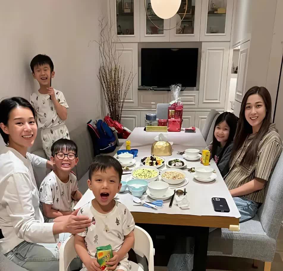 香港视后挤爆客厅

连张圆桌都摆不下！

胡杏儿把沙发推到墙角，才塞下钟