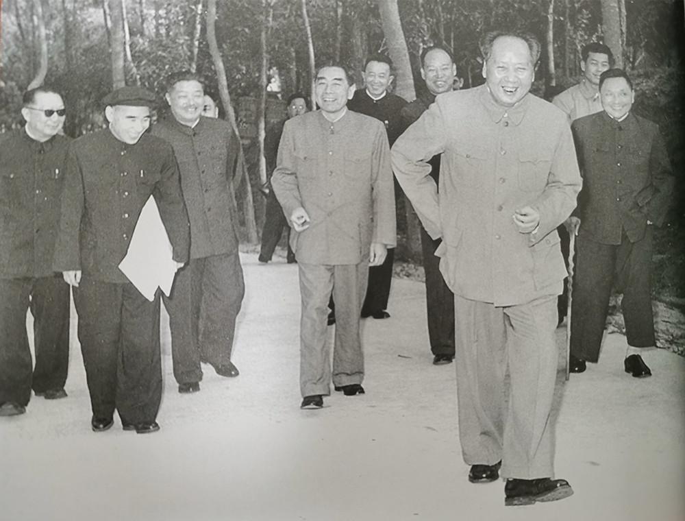 1960年老照片，毛主席笑得很开心，邓小平拄拐杖，林彪拿着文件
今天来介绍一张十