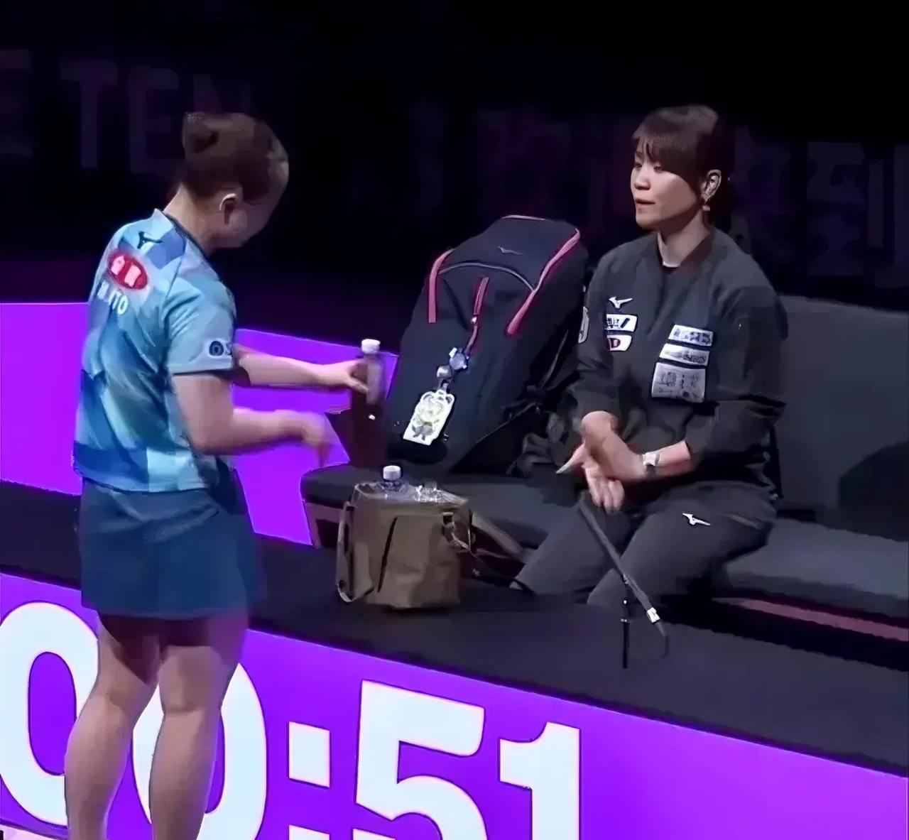 一直很纳闷
伊藤妈妈为啥从来都不站起来
答案终于找到了
原来啊
伊藤妈妈虽说是场
