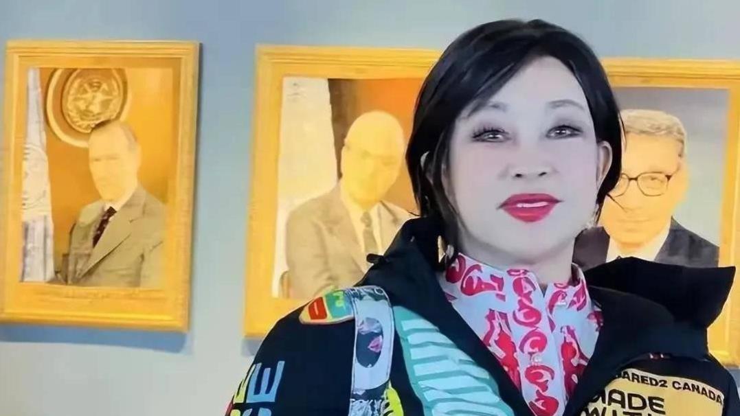 75岁刘晓庆穿龙纹战袍夺国际奖，纽约飙车，她的人生才是王炸