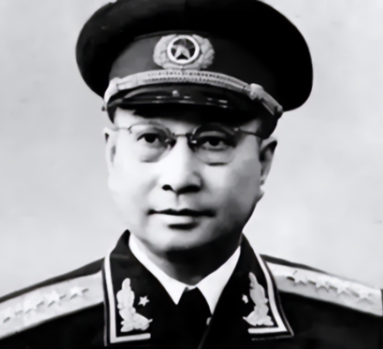 1955年9月27日，解放军授衔这天，毛主席调侃陈赓说：“怎么样，跟我干比跟蒋介