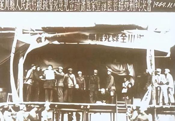1949年春，吉林军区政委陈正人找到毛主席，请求借兵回乡为母报仇。毛主席听他讲“