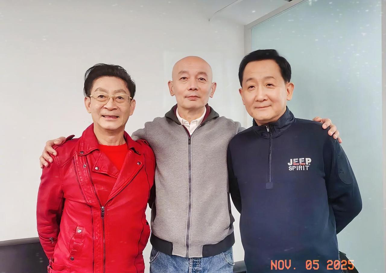 六小龄童（章金莱）、葛优和梁天，在一起的友情合影。
三人在故事片《过年》中，有过