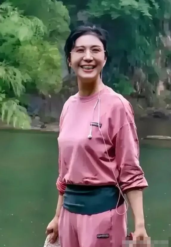 在八十年代她曾红的发紫，如今老了，估计没有人能够认得出来了。年轻时，自然颜值，美
