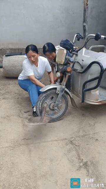 “总算遇到个聪明人”！婆婆打算骑三轮下地干活，意外发现铁锹卡在车轱辘里，婆婆叫来