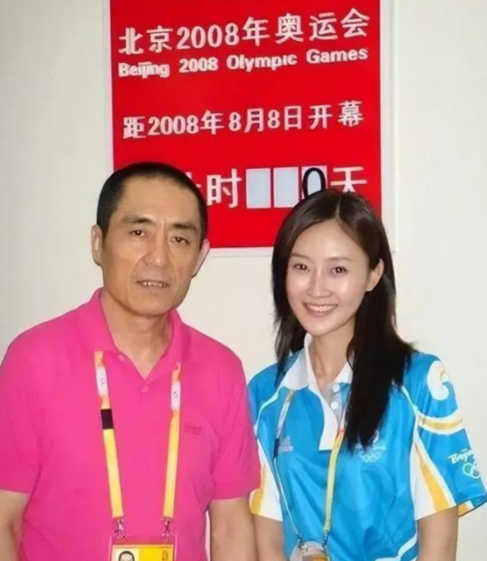 2008年北京奥运闭幕式后，成龙给张艺谋打了个电话：“这个女孩我相中了，你要不要