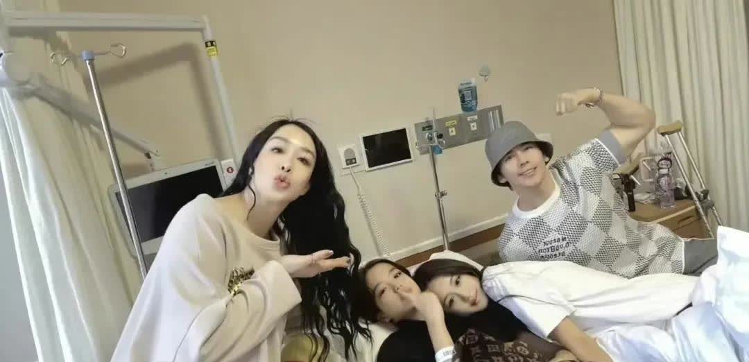 钟丽缇二女儿膝盖韧带撕裂，全家陪她做手术，张伦硕当继父很称职，全程陪伴！ ​​​