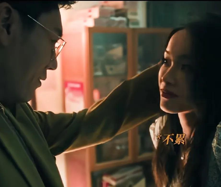 《扫毒风暴》卢少骅对女友百般呵护，在外面却以她的名义做着非法勾当！
卢少骅给女友