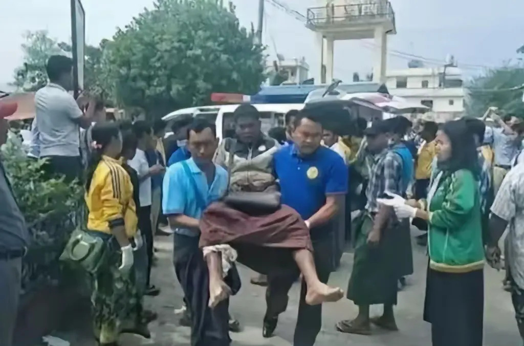 缅甸军队抢捐款地盘











我的天哪！这真是闻所未闻！军队竟然为了