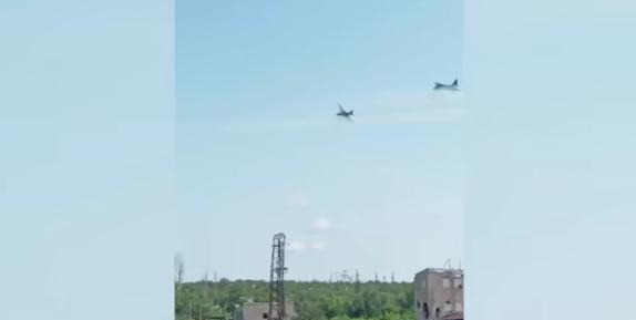 图文：俄空天军1架苏-25攻击机在顿涅茨克疑遭友军火力击落  飞行员幸存送院
据