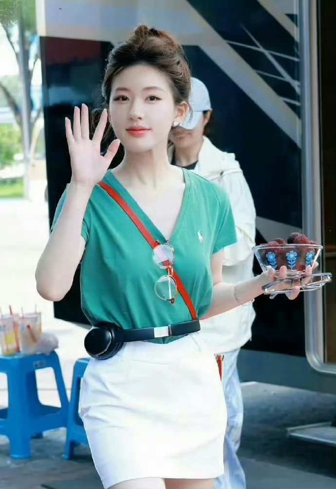 赵露思的腰好细，能把耳机别腰上太好看神奇了吧 ​​​
