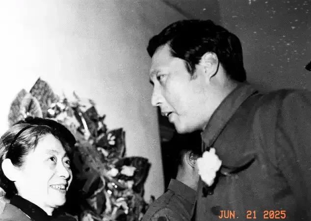 1975年
京剧大师李少春先生病逝，在先生的追悼大会上，时任文化部副部长的钱浩梁