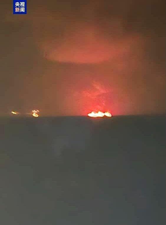 当地时间17日，3艘船只在霍尔木兹海峡附近的阿曼湾海域起火。
伊朗法尔斯通讯社发