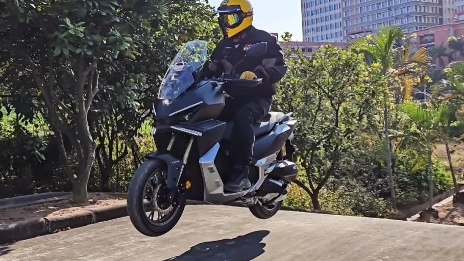 能否平替ADV150，新大洲本田NS150XC试驾，飞坡、滑胎、烂路信手拈来