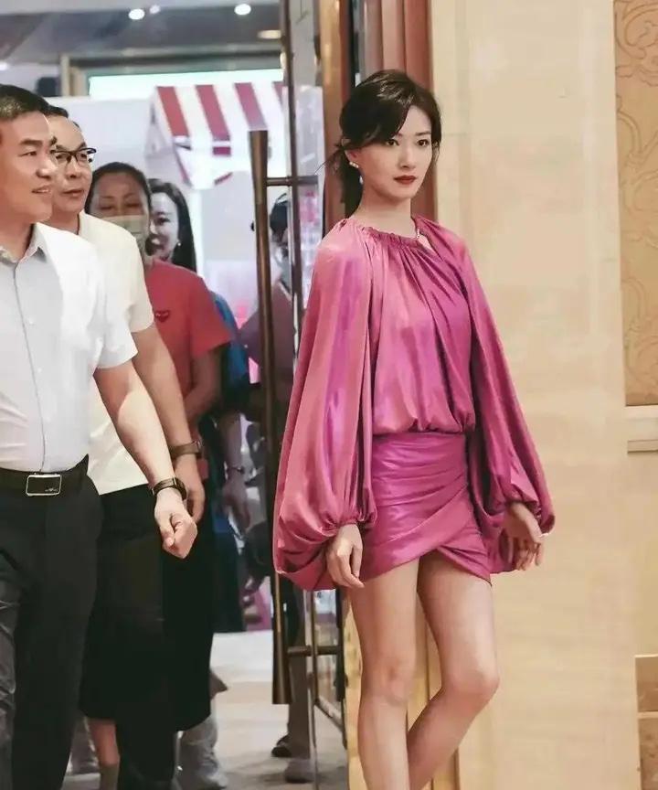 这是哪位明星？气场这么强大，还有这么多的陪同人员