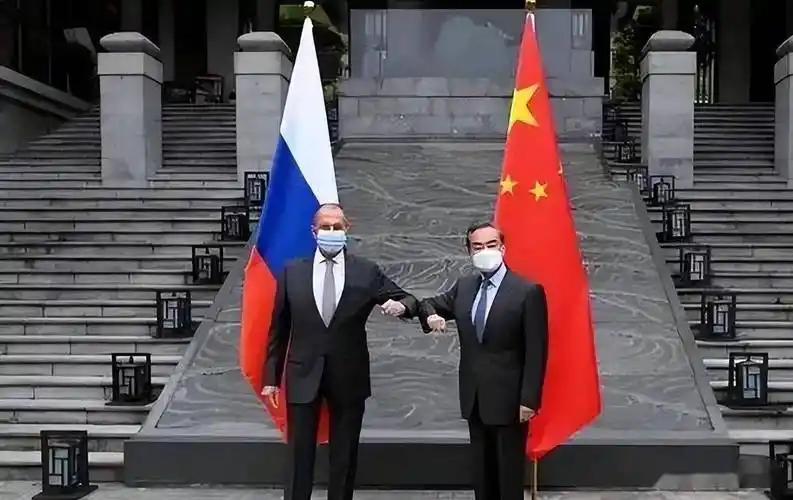 《“中国抛弃俄罗斯？”九亿贸易下的战略罗生门！战场失意者的焦虑投射与大国定力的终极博弈》​