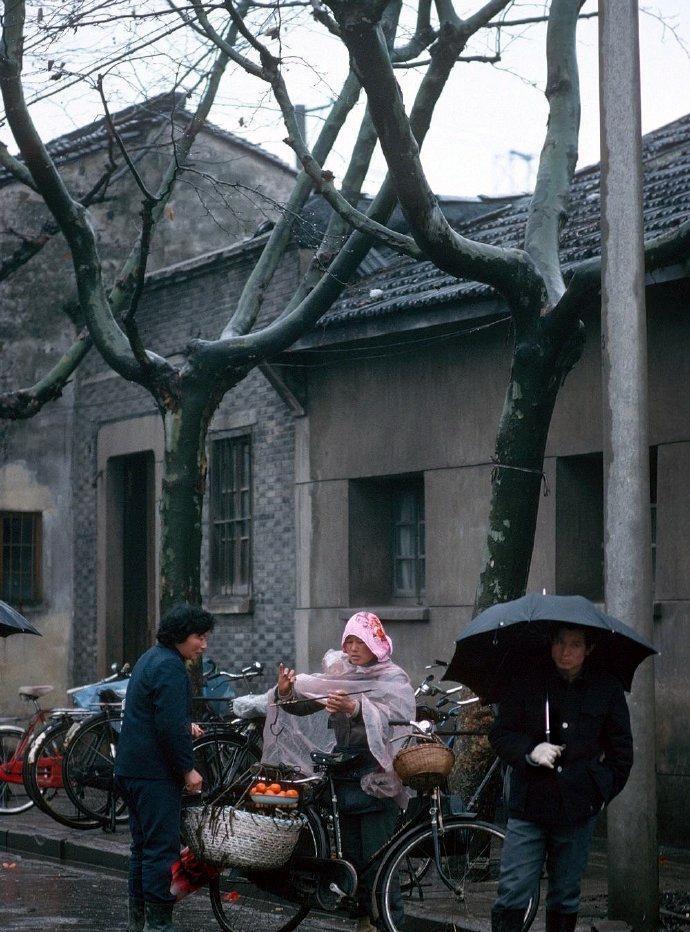 1988年，苏州一名女子骑着自行车在街上卖橘子。这一年对于城市的普通工人甚至公务