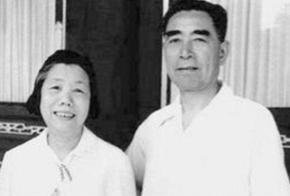 1960年代的某天，邓颖超到厨房“监工”要求好好给总理做饭，没想到管生活的同志却