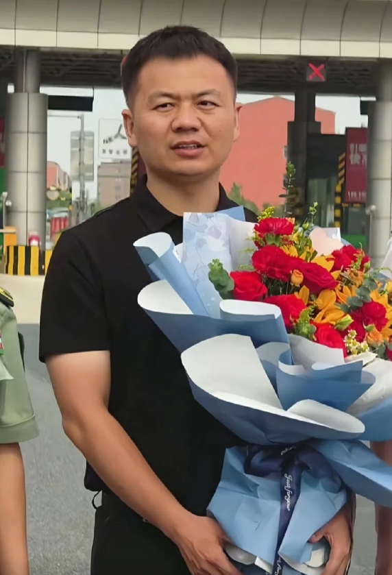 常言说得好，“大难不死，必有后福”，张伟是一个有大福的人。面如其人，端正的面庞，