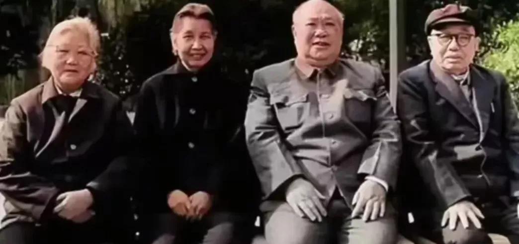 井冈山时期的战友们，谭震林，江华，曾志，彭儒在一起，亲切交谈，嘘寒问暖，笑容满面