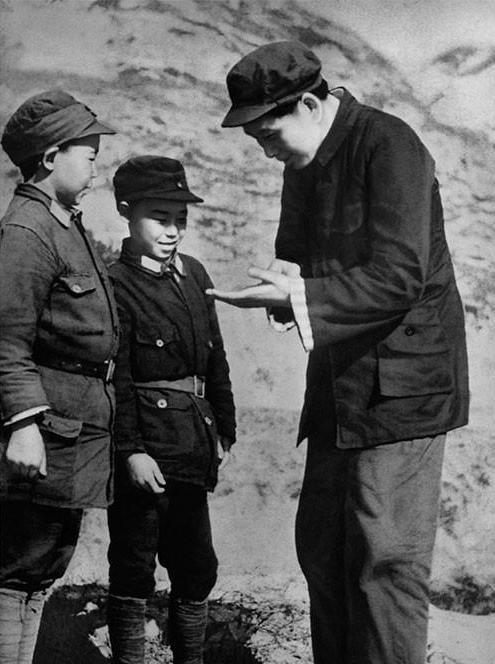 1962年毛主席会见著名红色摄影家石少华时，拿出一张延安旧照片，嘱咐他帮忙找到照