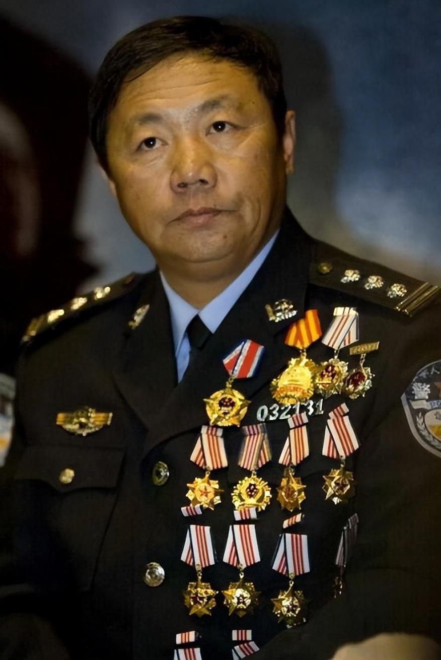 2003年，齐齐哈尔某酒店惊现11枚定时炸弹，排爆专家于尚清成功拆除10枚后，在