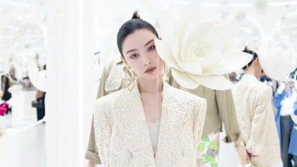 倪妮美的太超前，穿蕾丝西装高级知性，这身材一般人学不来