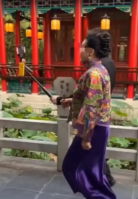 皇上，你还记得大明湖畔的夏雨荷吗？
有网友说，怀着一颗期盼的心扉，来到了大明湖畔