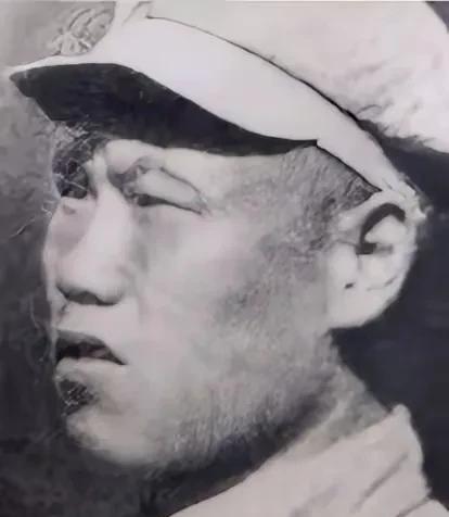 1951年，一志愿军往阵地送弹药，可当他到达后，却发现干部全牺牲，而战士更是乱成