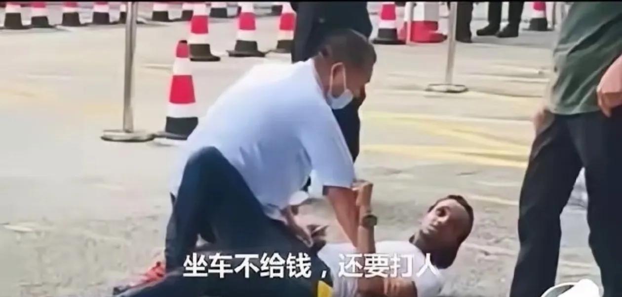 一个国外来的留学生，坐出租车不给钱，还打出租车司机大叔。
怒火心中烧的出租车大叔