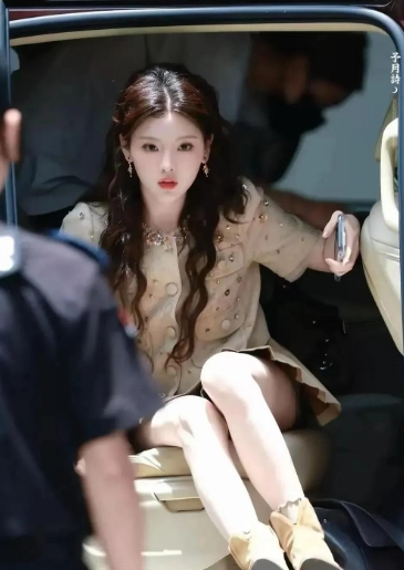 杨超越的起点低得惊人——十年前，她只是月薪三千的工厂女工、餐厅服务员。江苏农村出