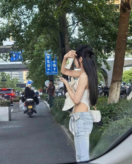 穿这样衣服方便吗。。。。。。

