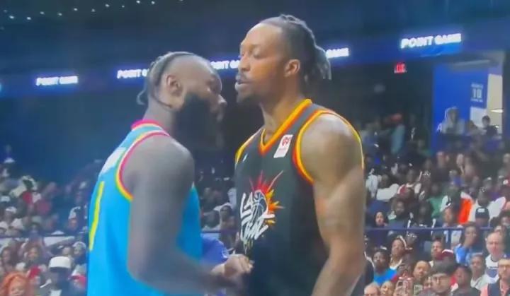 纸老虎！霍华德竟然被史蒂芬森按在地上摩擦！
前NBA球员蒂芬森与霍华德在三人比赛