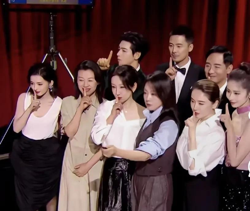 照片里汇集了优秀的男女演员。他们都在比着手势。这是《5个失踪的少年》的全体演职人