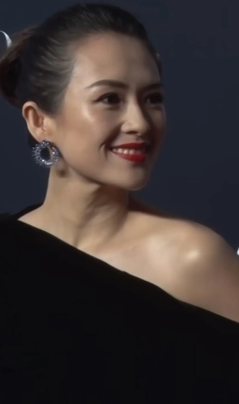 说实话，章子怡的演技，还不如她的同班同学袁泉、梅婷、胡静、秦海璐，但她赢在了脸部