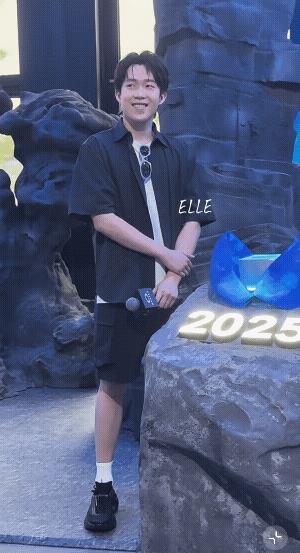 好可爱的又有点臭屁的楚钦，在商务现场笑着回复球迷的加油声！
今天楚钦空降欧克利品