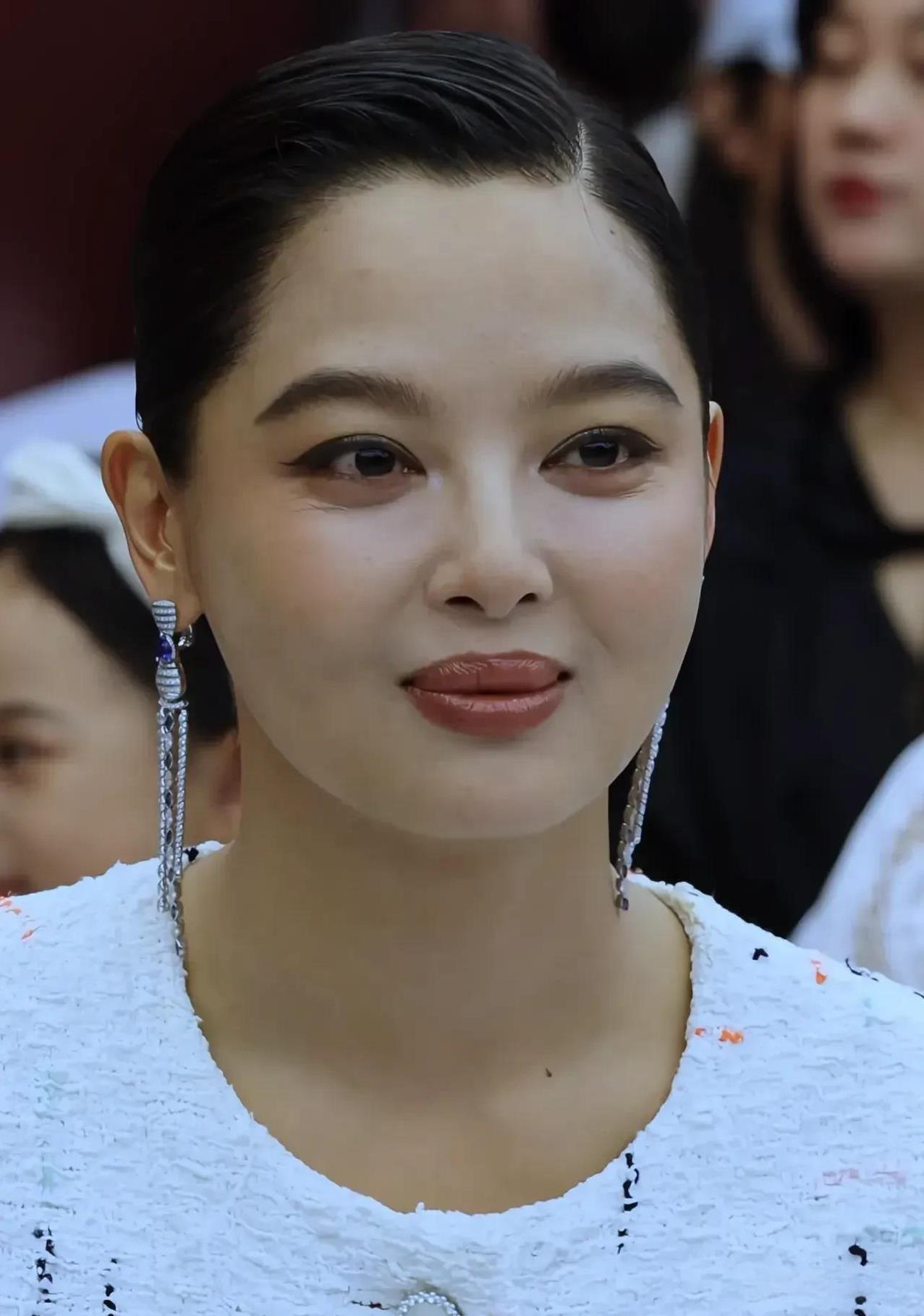 讲真，她的长相搁普通人堆里，真不算出众，也就眼睛还能夸夸，其他地方都普普通通。尤