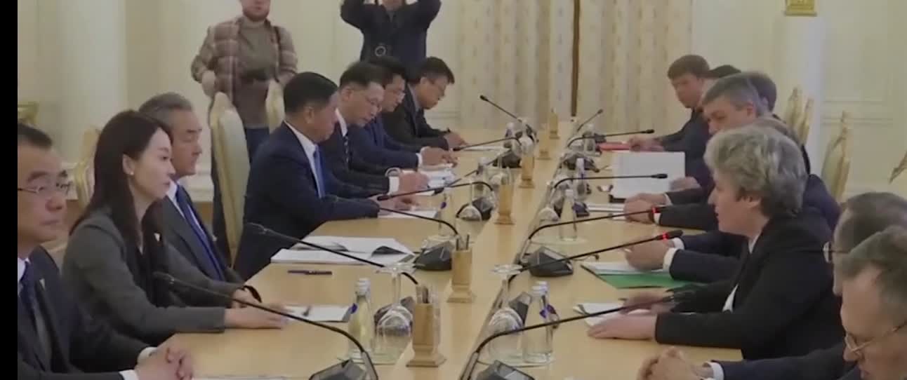 核按钮阴影下的中国突围：揭秘王毅48小时莫斯科快速行动
普京握紧核按钮，拜登通