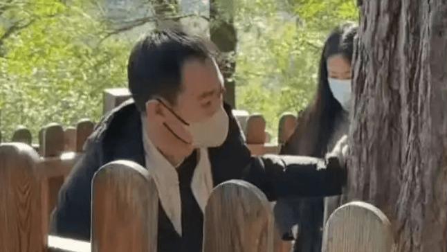 辛柏青携女儿现身大孤山祈福，身形消瘦神情凝重，与好友李乃文同行