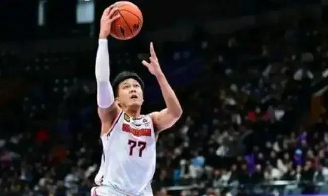 拼出来的百万合同！北控抢广东防守悍将
近日媒体透露，拼了一个赛季的黄荣奇，等了一