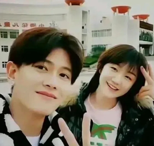 陈梦被批没情商！
在综艺《是女儿是妈妈》中，陈梦谈及任嘉伦，说俩人从小一起打球。