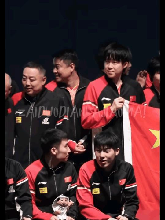 王皓：我让你摆不正位置[捂脸]
         刘：我说白告  你这是干嘛呢 
