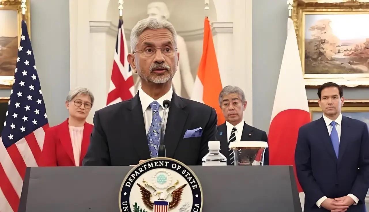 印度外长苏杰生一方面是表态说：“印度需维持与中国的‘平衡关系’，以保障自身利益！