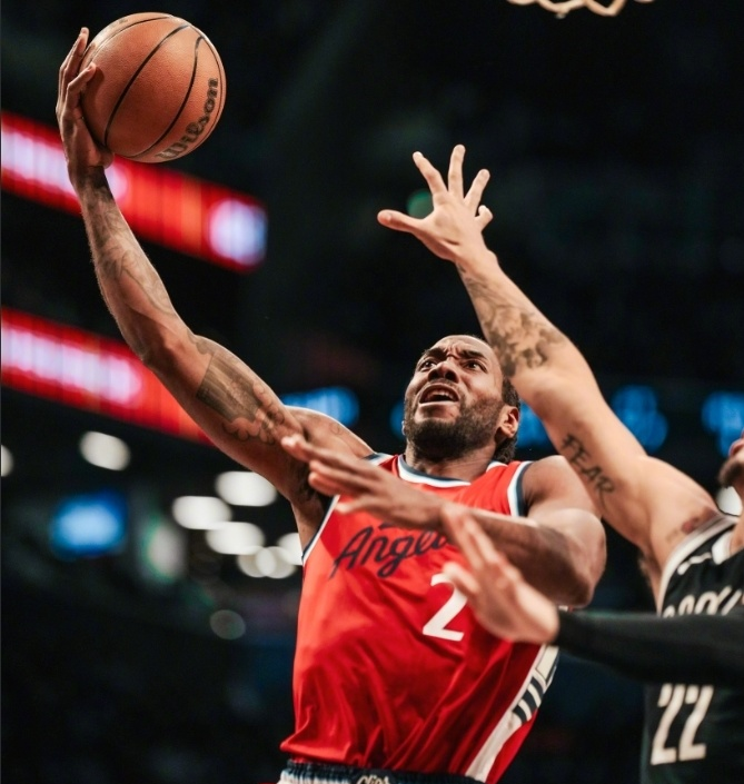 NBA常规赛进入收官阶段，西部第六争夺战愈发激烈。快船近期状态火热，10场比赛中