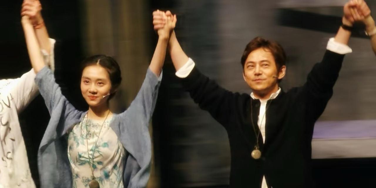 《水中之书》谢幕后，看到何老师和多多一起下班！多多也太好看了吧，又温柔又有气质，
