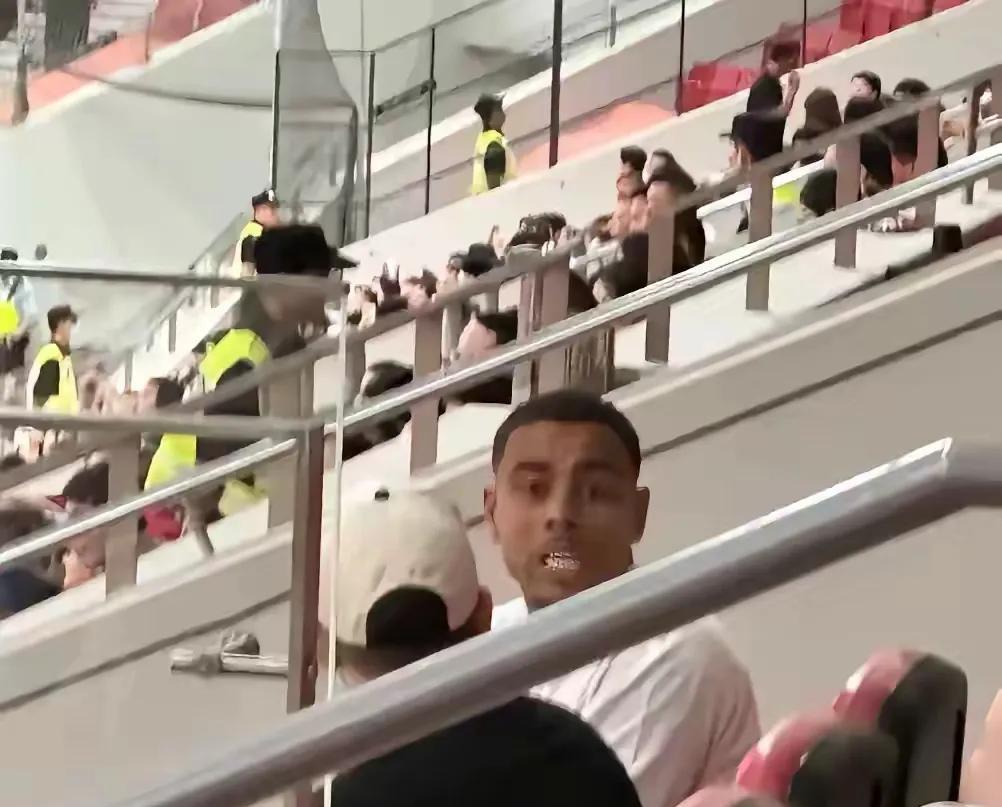 没对比没伤害！古斯特沃难道连坐包厢的资格都没有吗？
武磊在包厢里表情难看，估计是