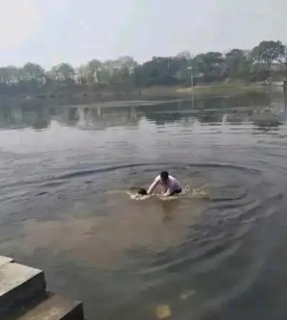 婚礼本是人生中最幸福的时刻，但江苏靖江市的一对新人却在这一天遭遇不幸，婚礼前夕驾