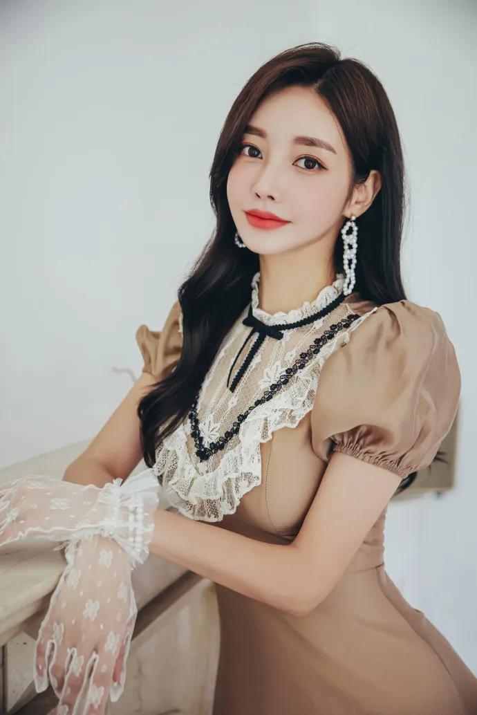 同郑相并歌姬小饮戏赠·唐·李群玉